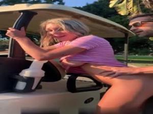 土豪打高尔夫，泡上了来球场打工的大奶妹子。